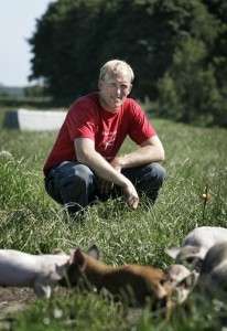 Nicolaj Pedersen har grise på friland.